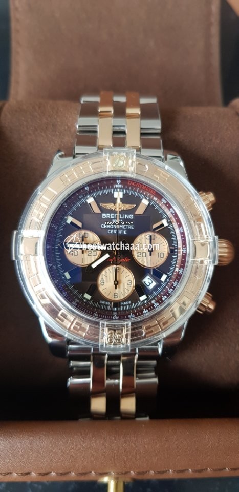 IMG_9081 Breitling Chronomat 44 Automatic Gold Steel CB011012 Q576 Replica 5