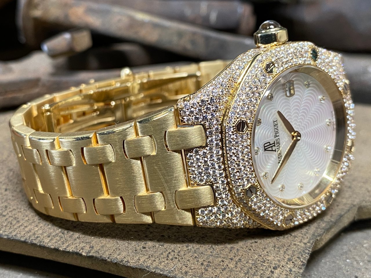 IMG_9081 Audemars Piguet Royal Oak Lady Womens watch Quartz Yellow gold 67605BA.ZZ.D080SU.01 Replica 8
