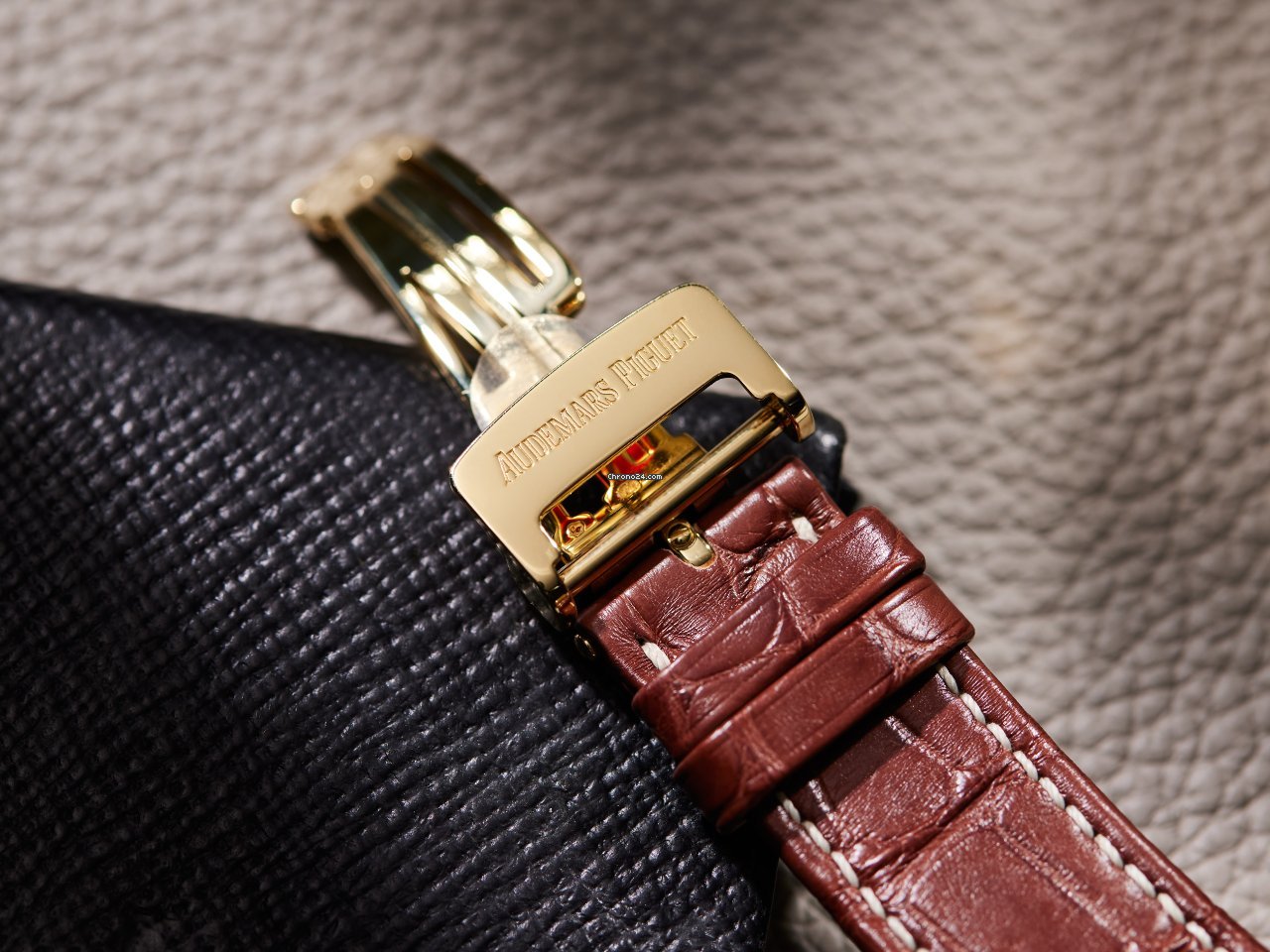 IMG_9081 Audemars Piguet Royal Oak Chronograph Mens watch Unisex Automatic Yellow gold 26022BA.OO.D088CR.01 Replica 8