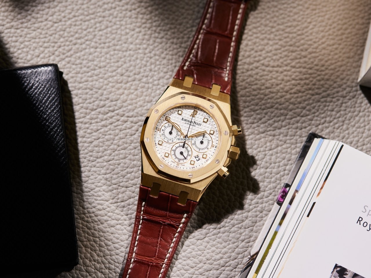 Audemars Piguet Royal Oak Chronograph Mens watch Unisex Automatic Yellow gold 26022BA.OO.D088CR.01